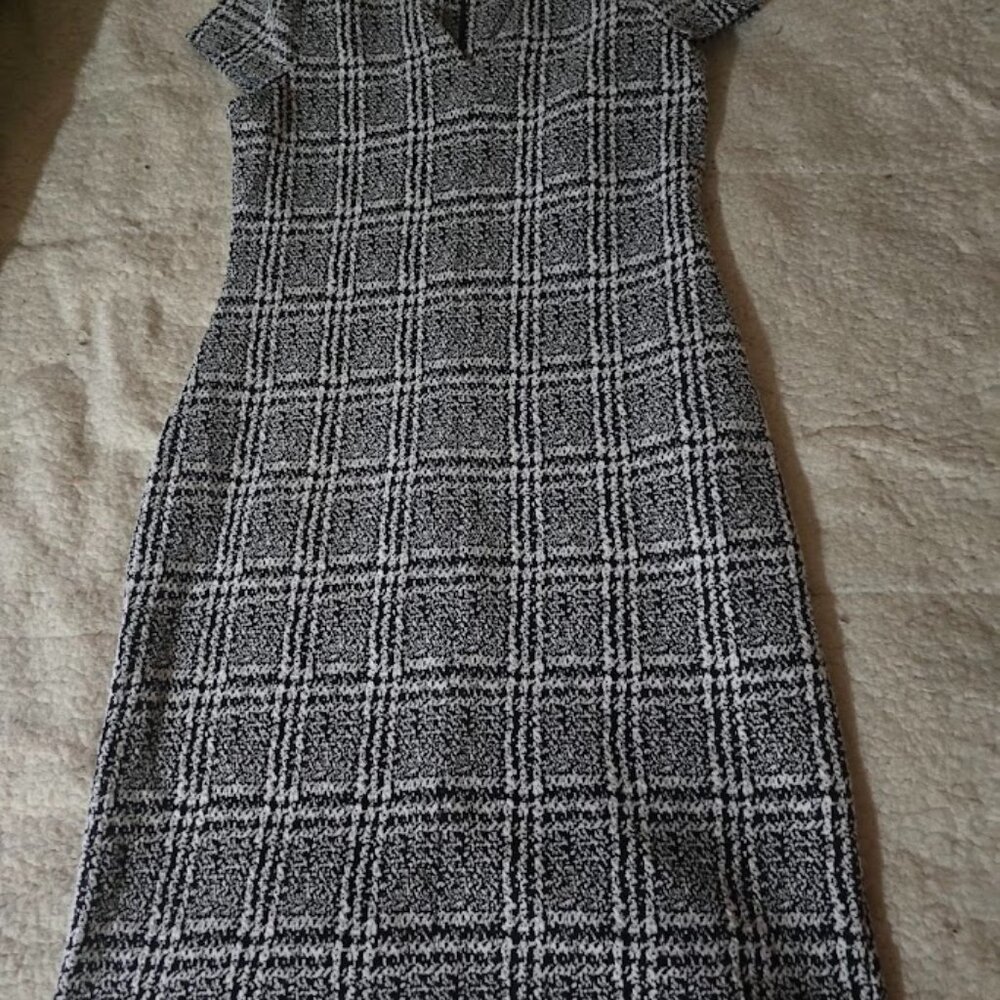 Black & White Textured Career Dress – V-Neck, Back Slit – Size L (Read Descripti